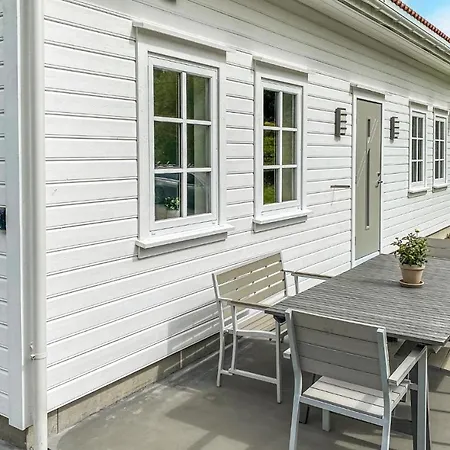 4 Bedroom Gorgeous In Holiday home *