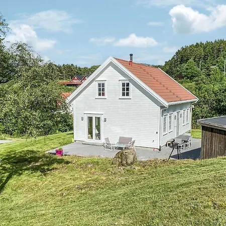 4 Bedroom Gorgeous In Holiday home