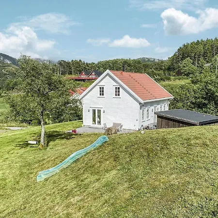 4 Bedroom Gorgeous In Holiday home *